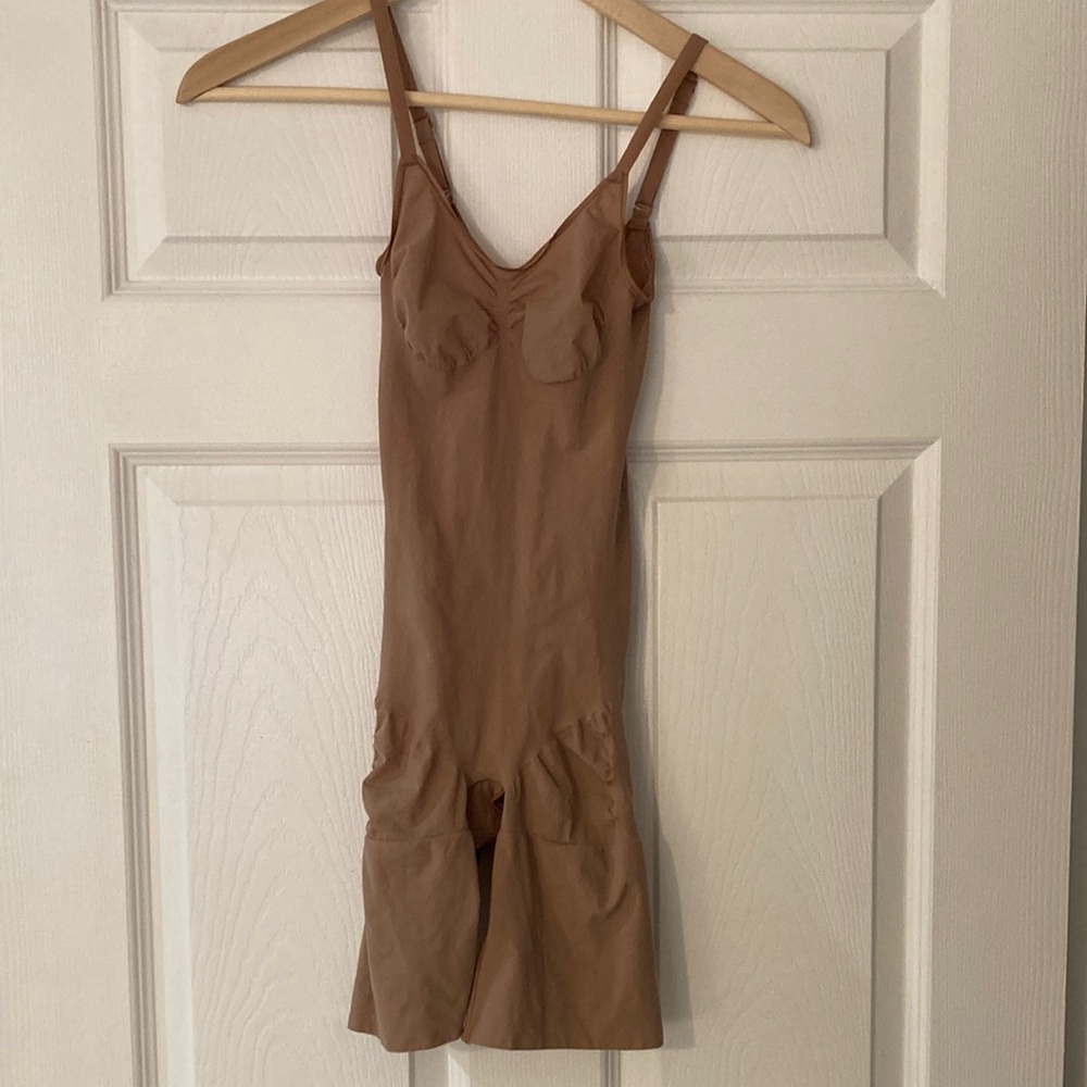 Skims Mid-thigh Bodysuit Size M.